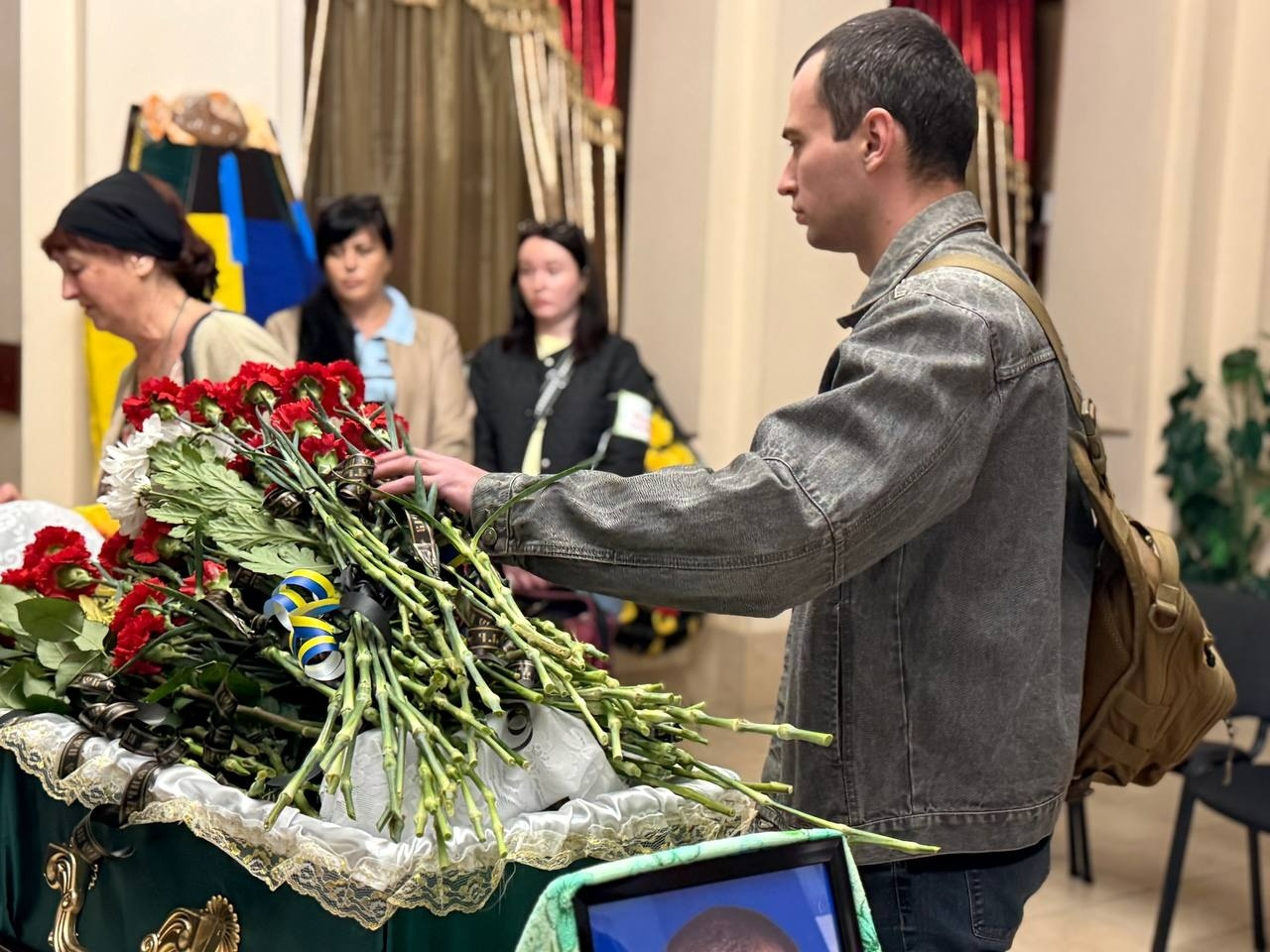 На щиті повернувся додому: Первомайськ прощається із Яном Косташенком