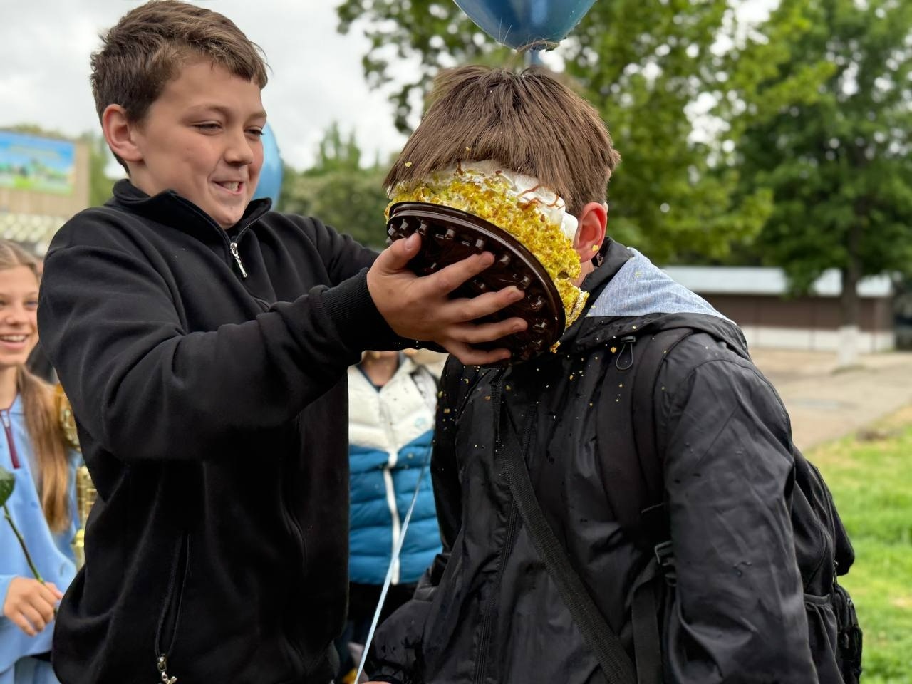 Просто з автобуса — в обійми рідних: у Первомайську зустріли чемпіонів Європи з карате