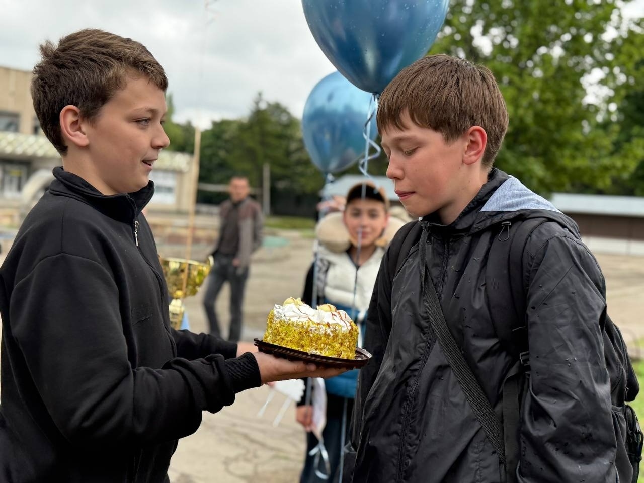 Просто з автобуса — в обійми рідних: у Первомайську зустріли чемпіонів Європи з карате