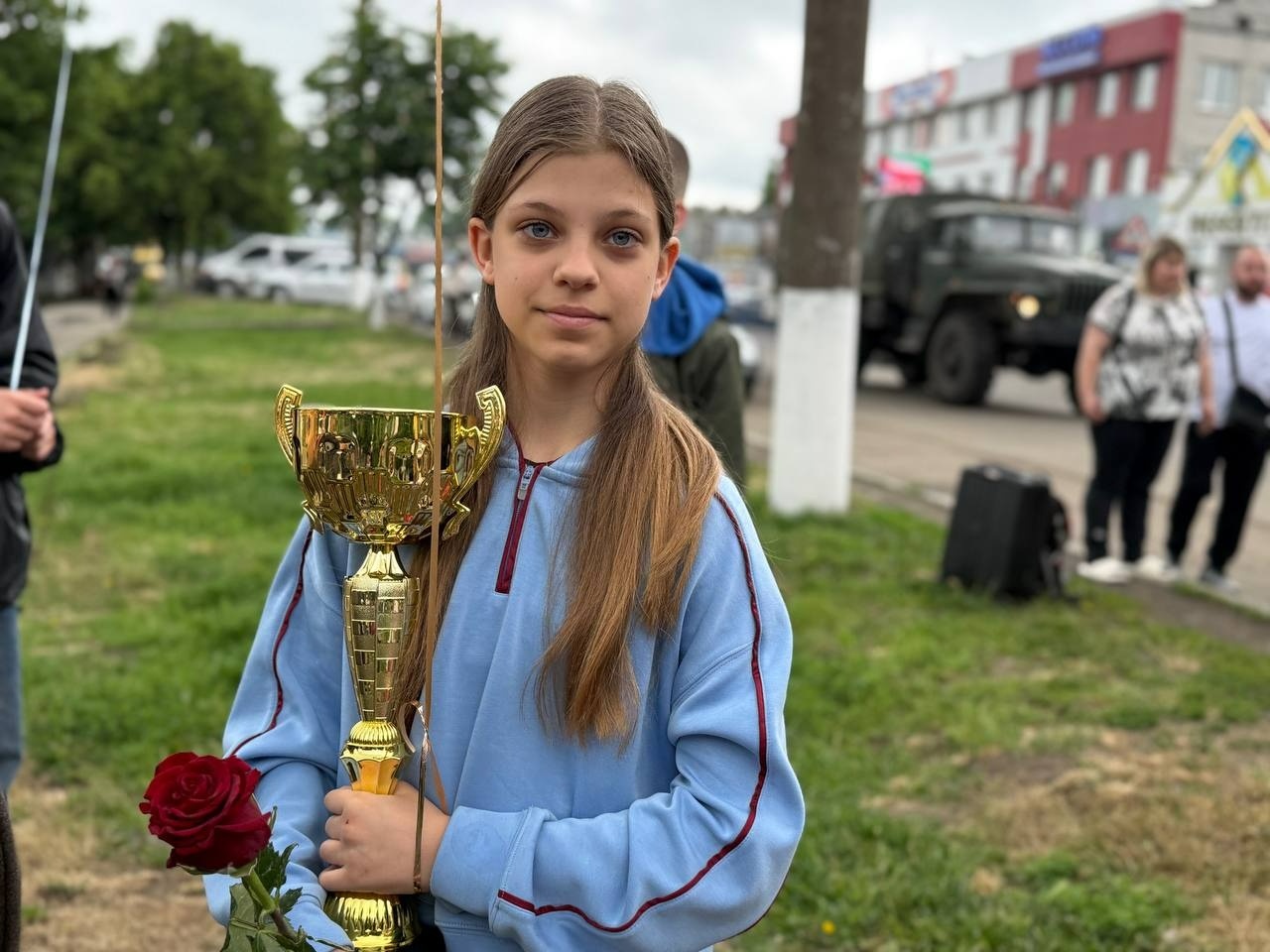 Просто з автобуса — в обійми рідних: у Первомайську зустріли чемпіонів Європи з карате