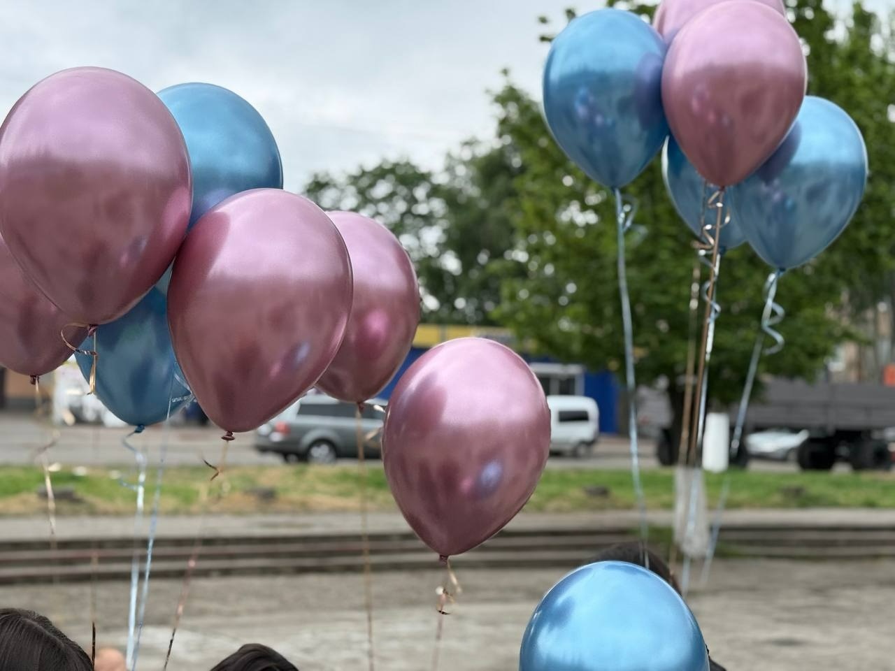 Просто з автобуса — в обійми рідних: у Первомайську зустріли чемпіонів Європи з карате
