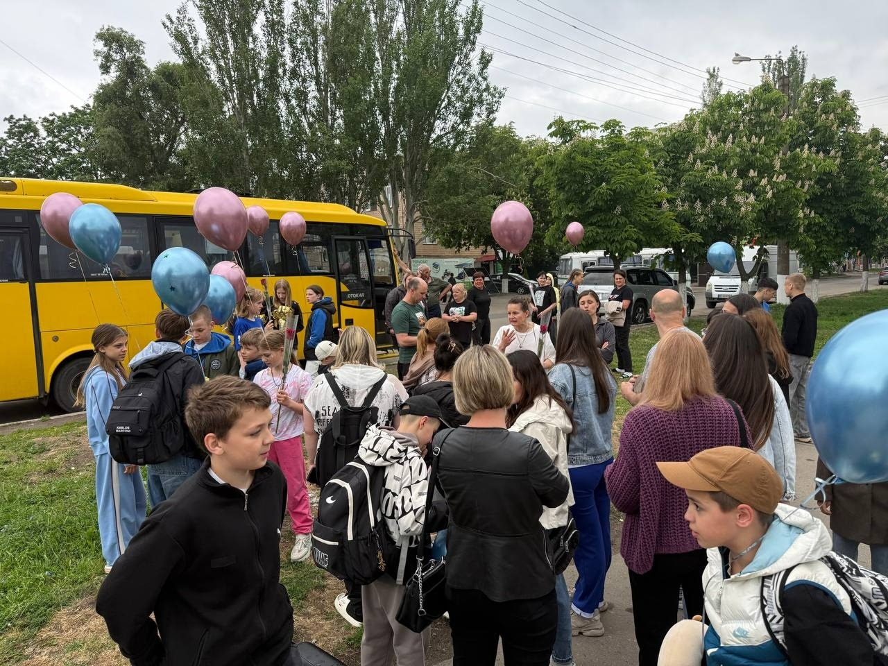Просто з автобуса — в обійми рідних: у Первомайську зустріли чемпіонів Європи з карате