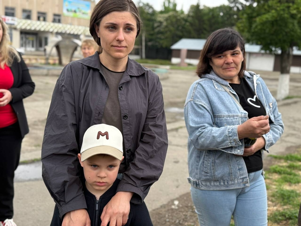 Просто з автобуса — в обійми рідних: у Первомайську зустріли чемпіонів Європи з карате