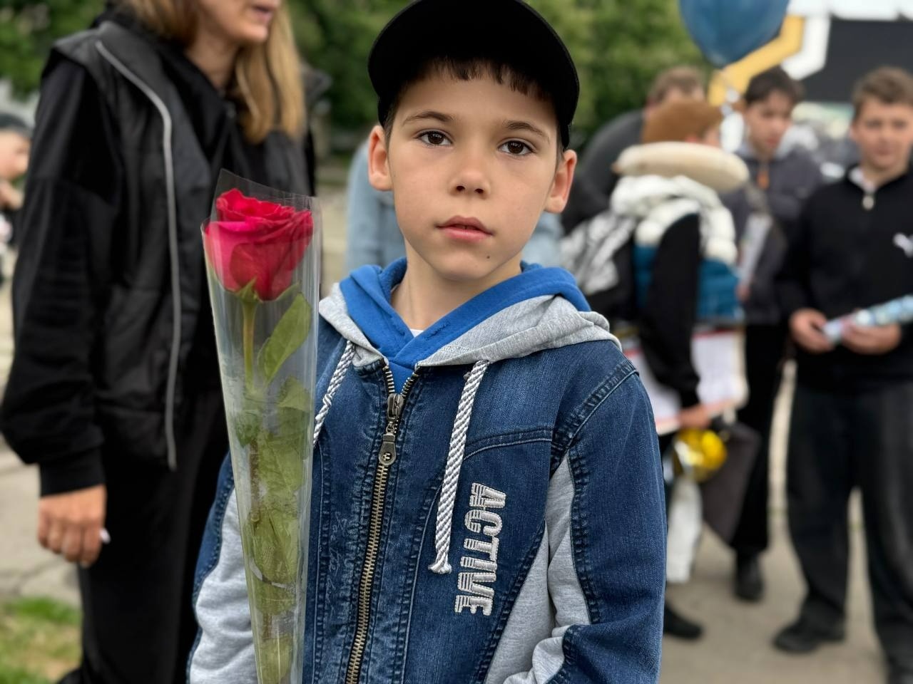 Просто з автобуса — в обійми рідних: у Первомайську зустріли чемпіонів Європи з карате