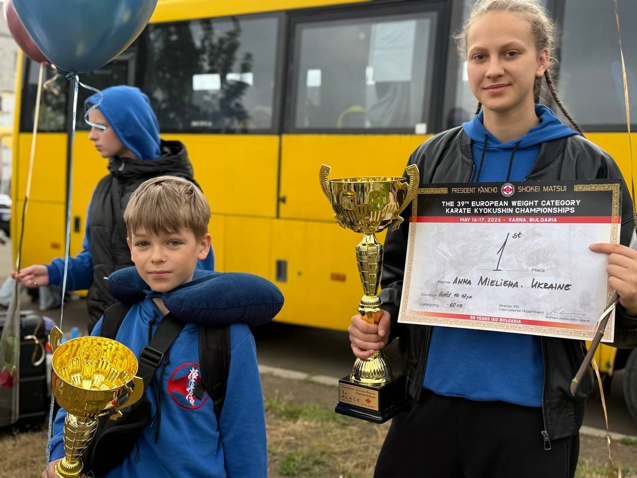 Просто з автобуса — в обійми рідних: у Первомайську зустріли чемпіонів Європи з карате