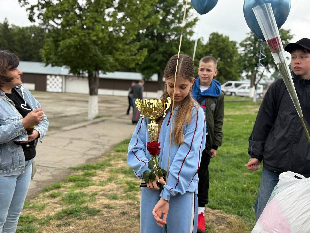 Просто з автобуса — в обійми рідних: у Первомайську зустріли чемпіонів Європи з карате