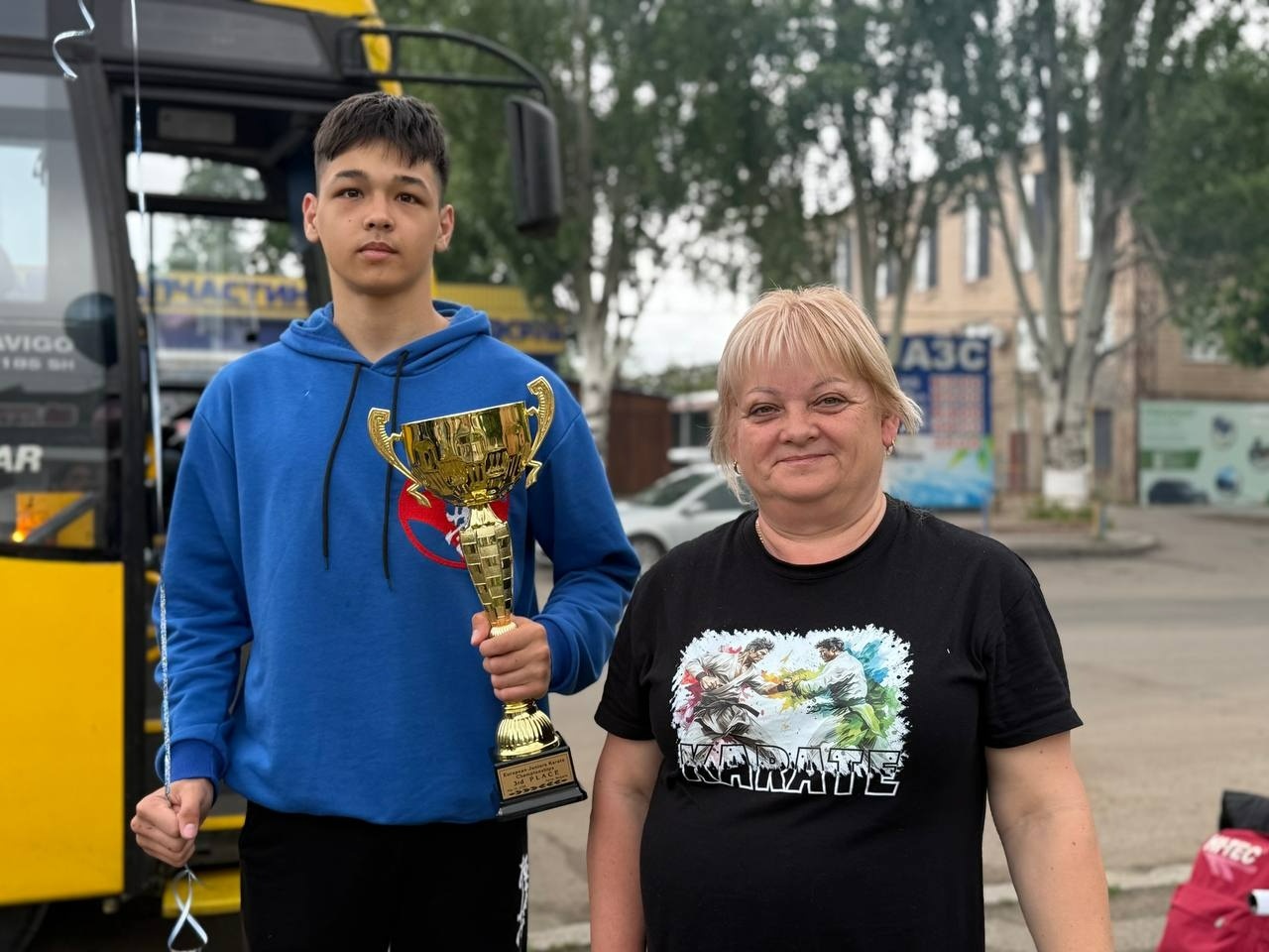 Просто з автобуса — в обійми рідних: у Первомайську зустріли чемпіонів Європи з карате