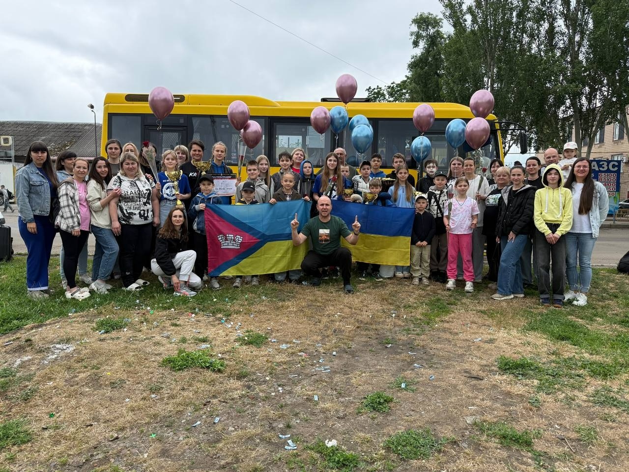 Просто з автобуса — в обійми рідних: у Первомайську зустріли чемпіонів Європи з карате