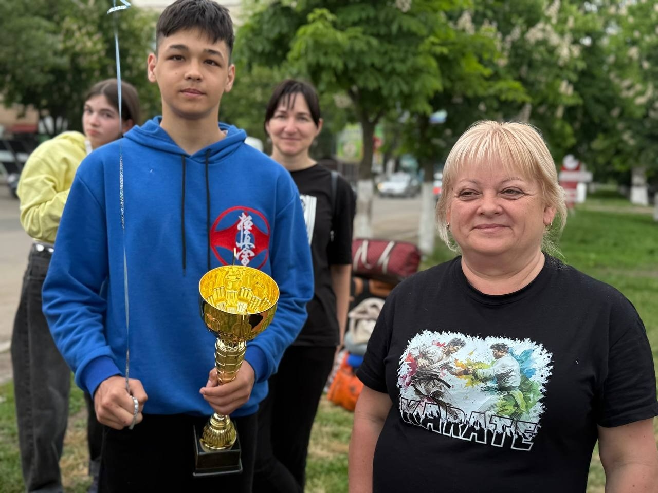 Просто з автобуса — в обійми рідних: у Первомайську зустріли чемпіонів Європи з карате