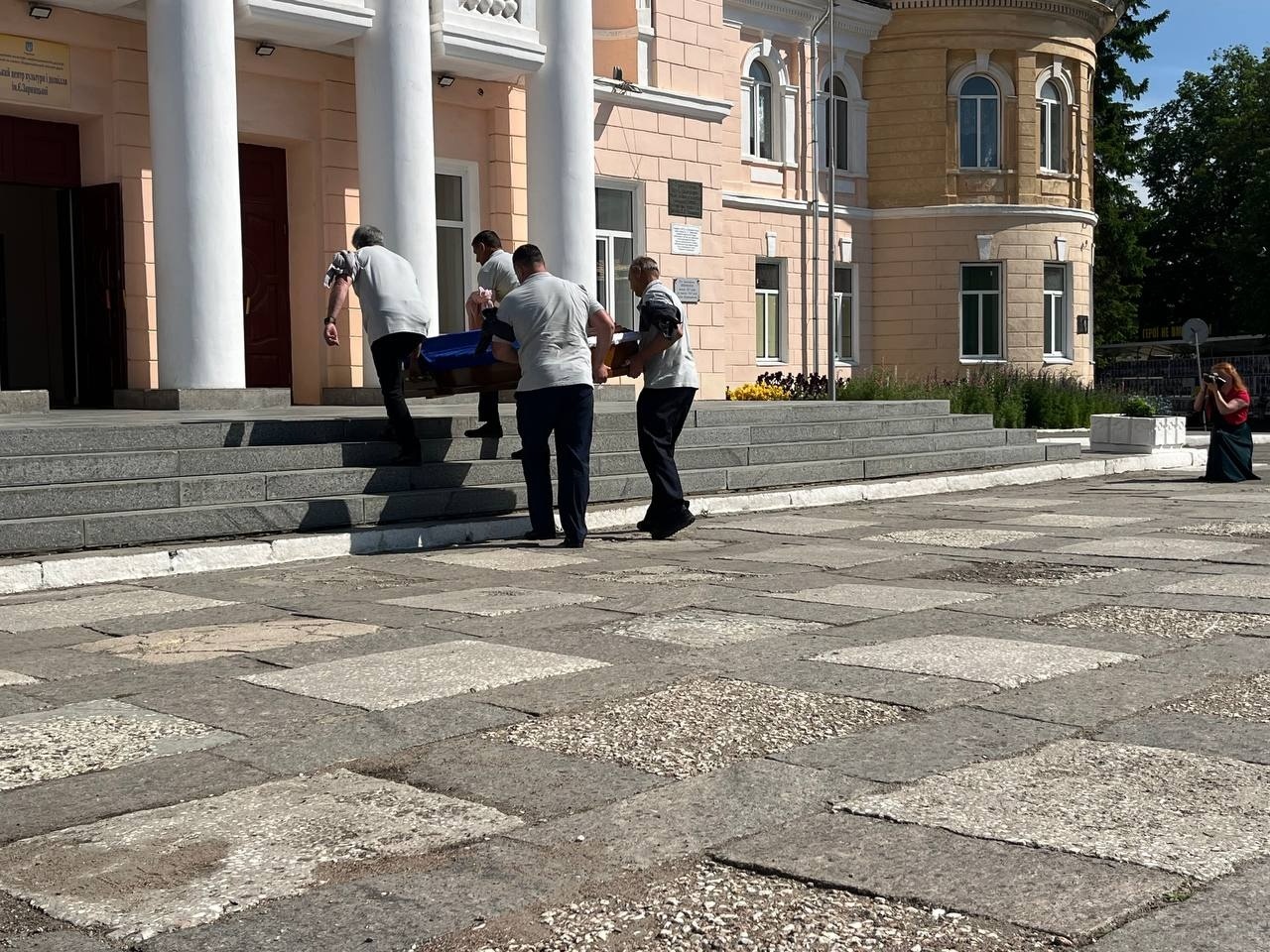 Первомайськ схилив голови, проводжаючи загиблого героя Юрія Потужного