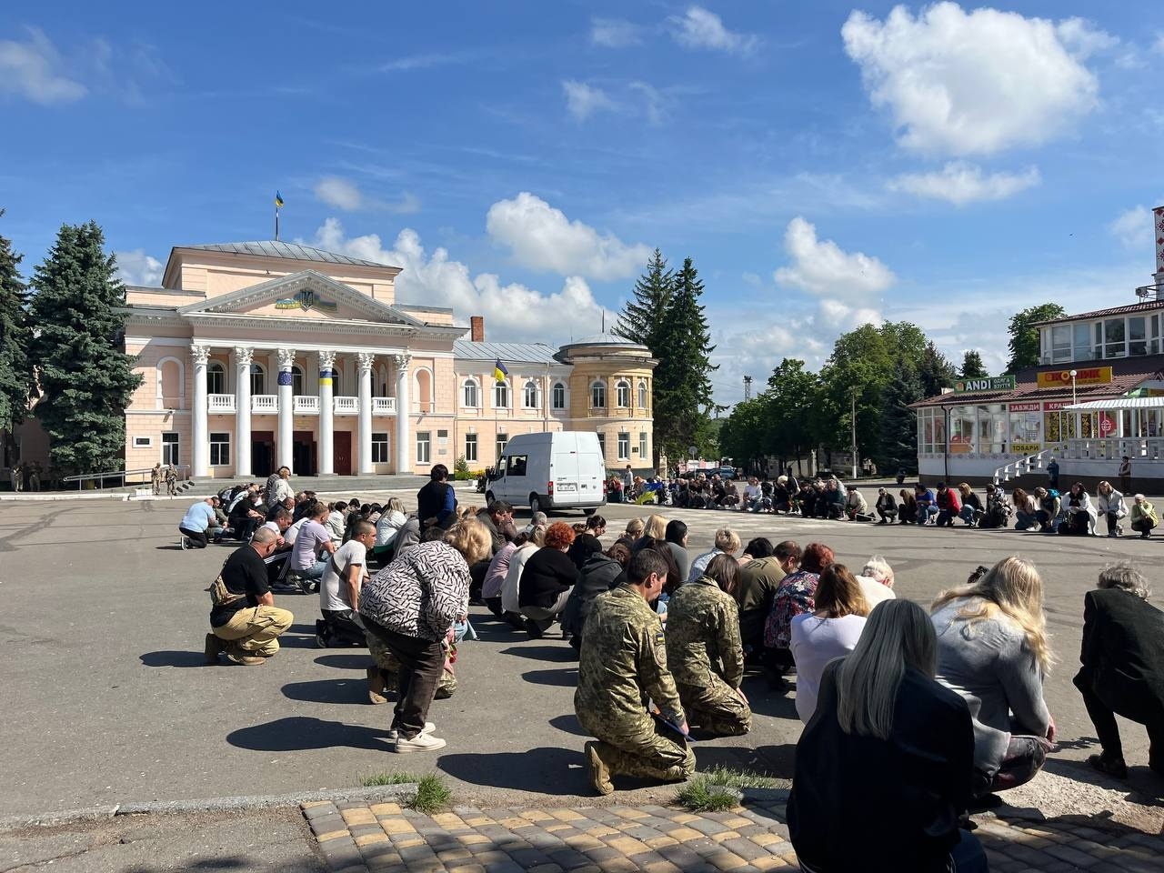 Первомайськ схилив голови, проводжаючи загиблого героя Юрія Потужного