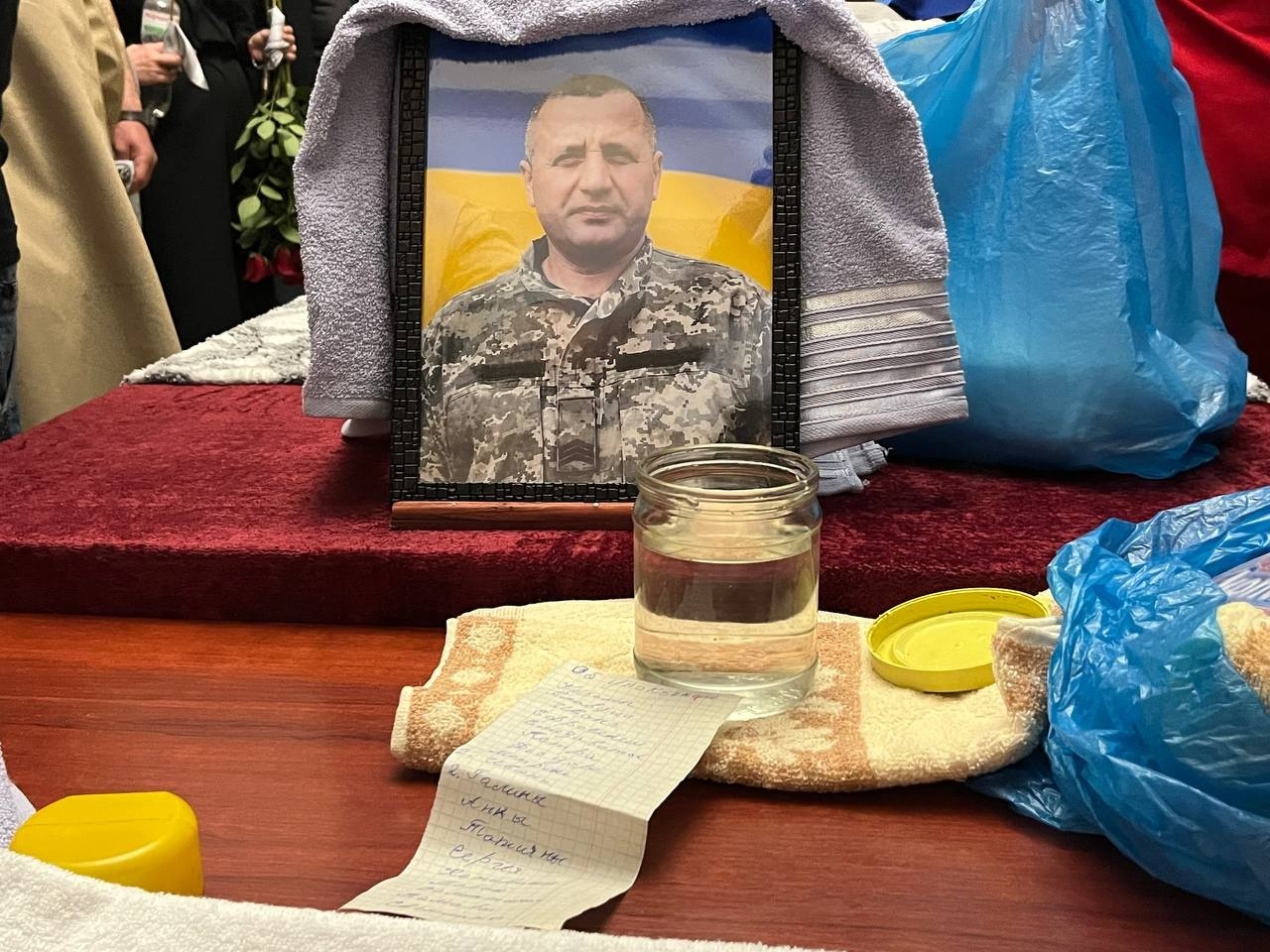 Первомайськ схилив голови, проводжаючи загиблого героя Юрія Потужного