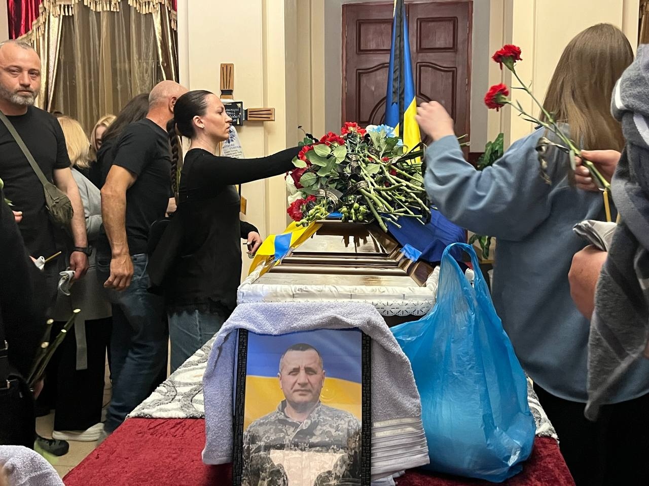 Первомайськ схилив голови, проводжаючи загиблого героя Юрія Потужного
