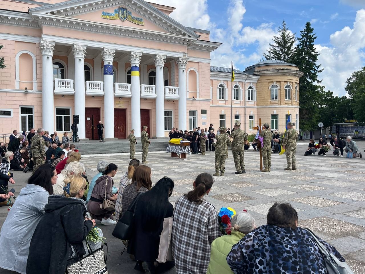 Первомайськ схилив голови, проводжаючи загиблого героя Юрія Потужного