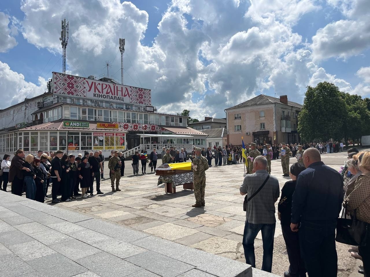 Первомайськ схилив голови, проводжаючи загиблого героя Юрія Потужного