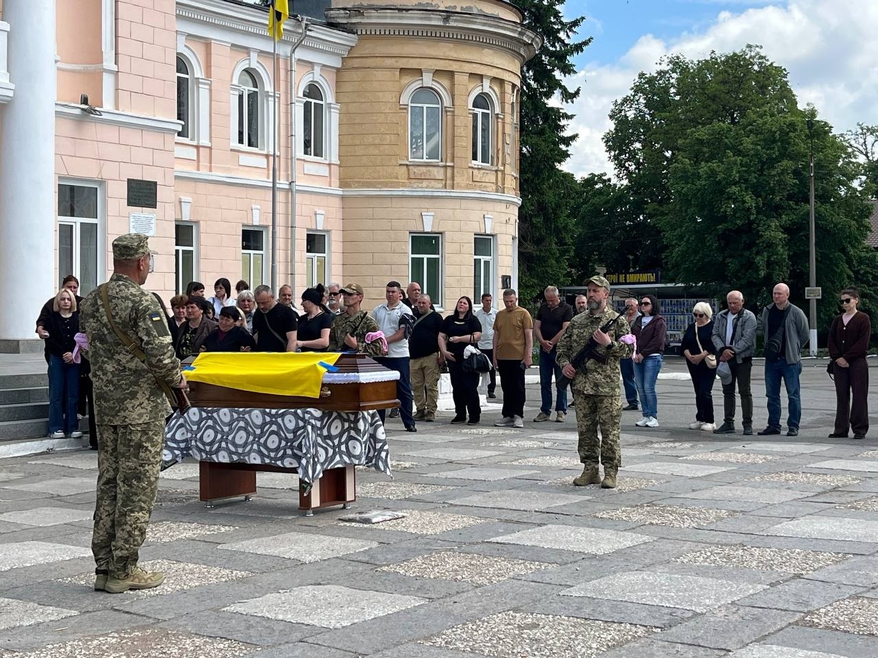 Первомайськ схилив голови, проводжаючи загиблого героя Юрія Потужного