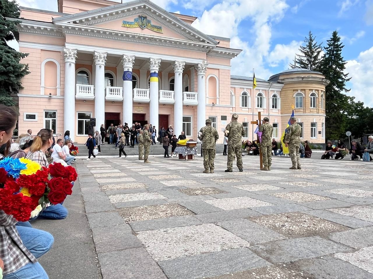 Первомайськ схилив голови, проводжаючи загиблого героя Юрія Потужного