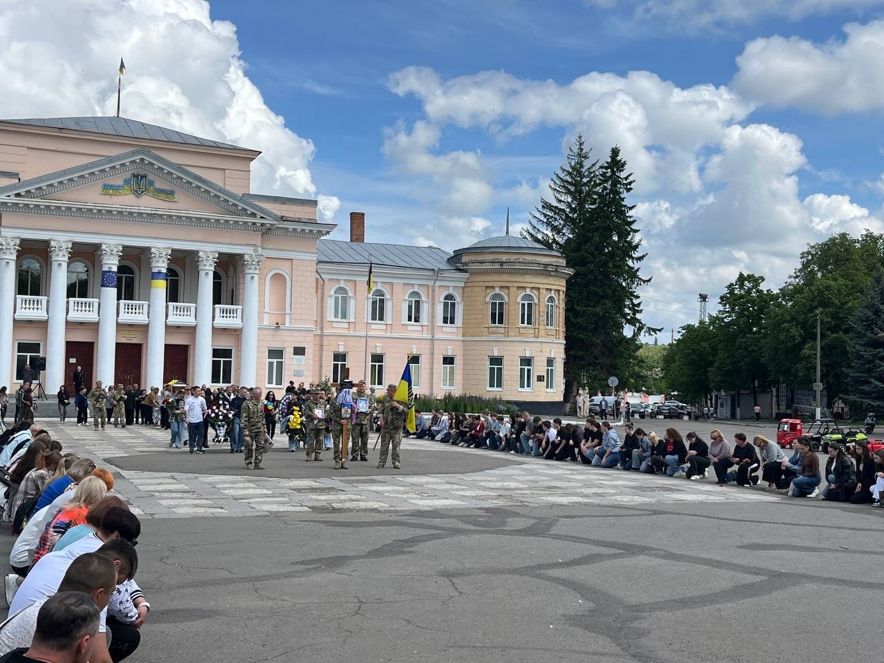 Первомайськ схилив голови, проводжаючи загиблого героя Юрія Потужного