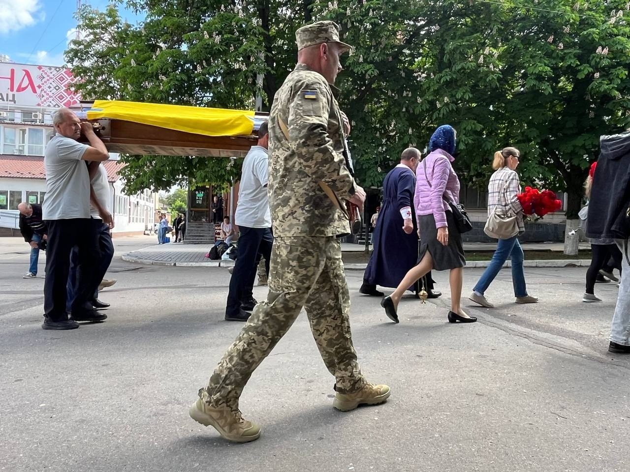 Первомайськ схилив голови, проводжаючи загиблого героя Юрія Потужного