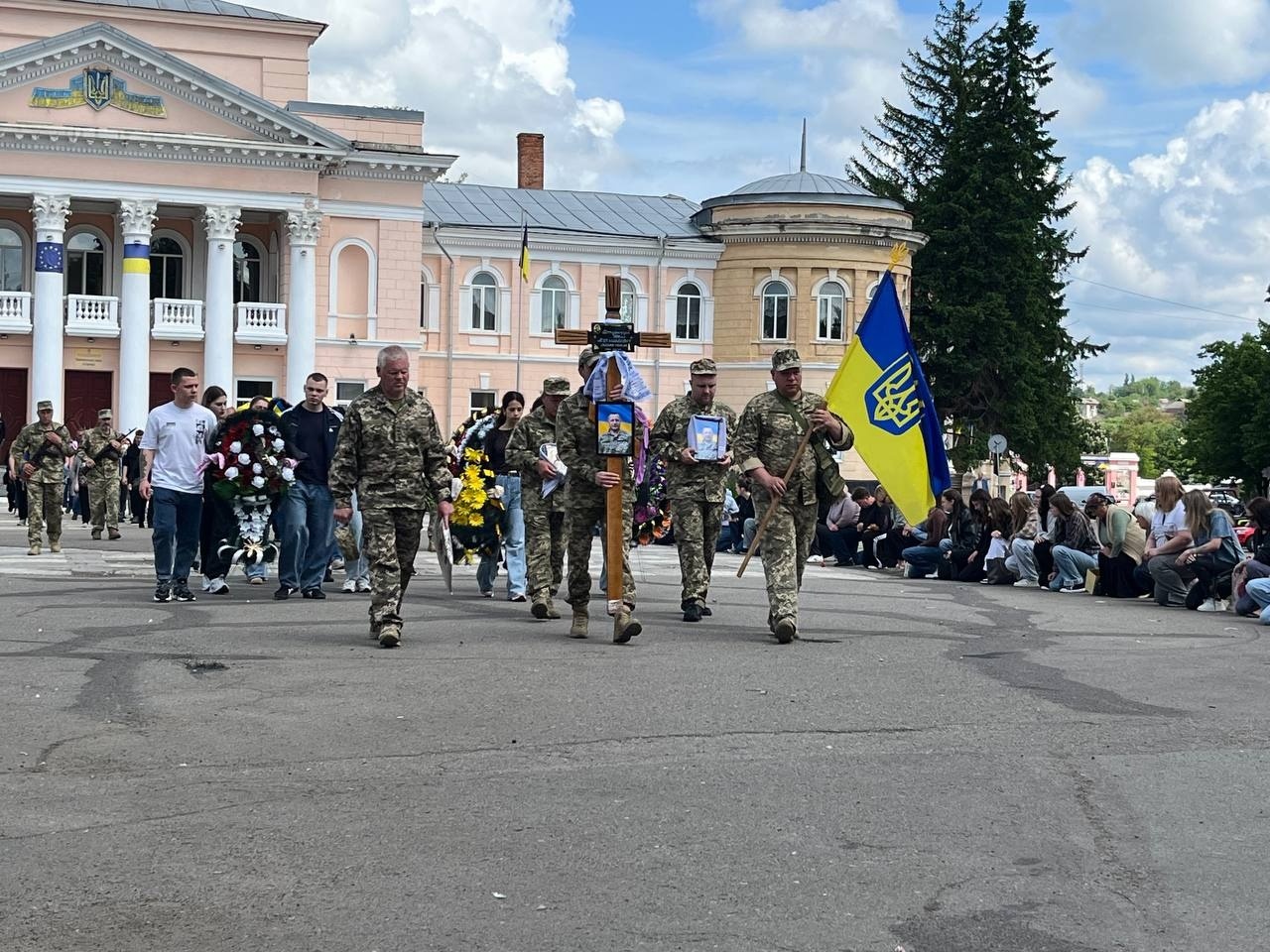 Первомайськ схилив голови, проводжаючи загиблого героя Юрія Потужного