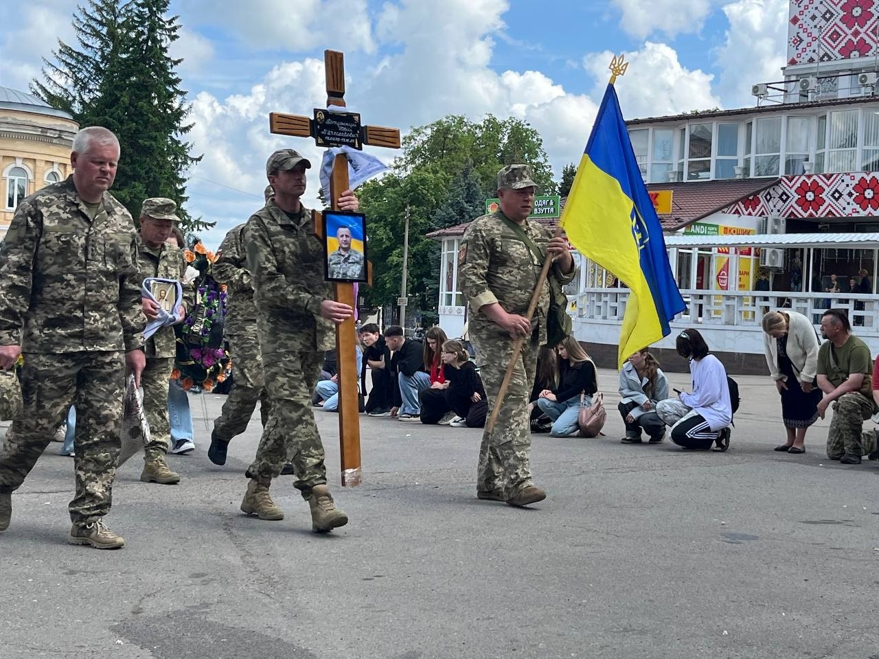 Первомайськ схилив голови, проводжаючи загиблого героя Юрія Потужного