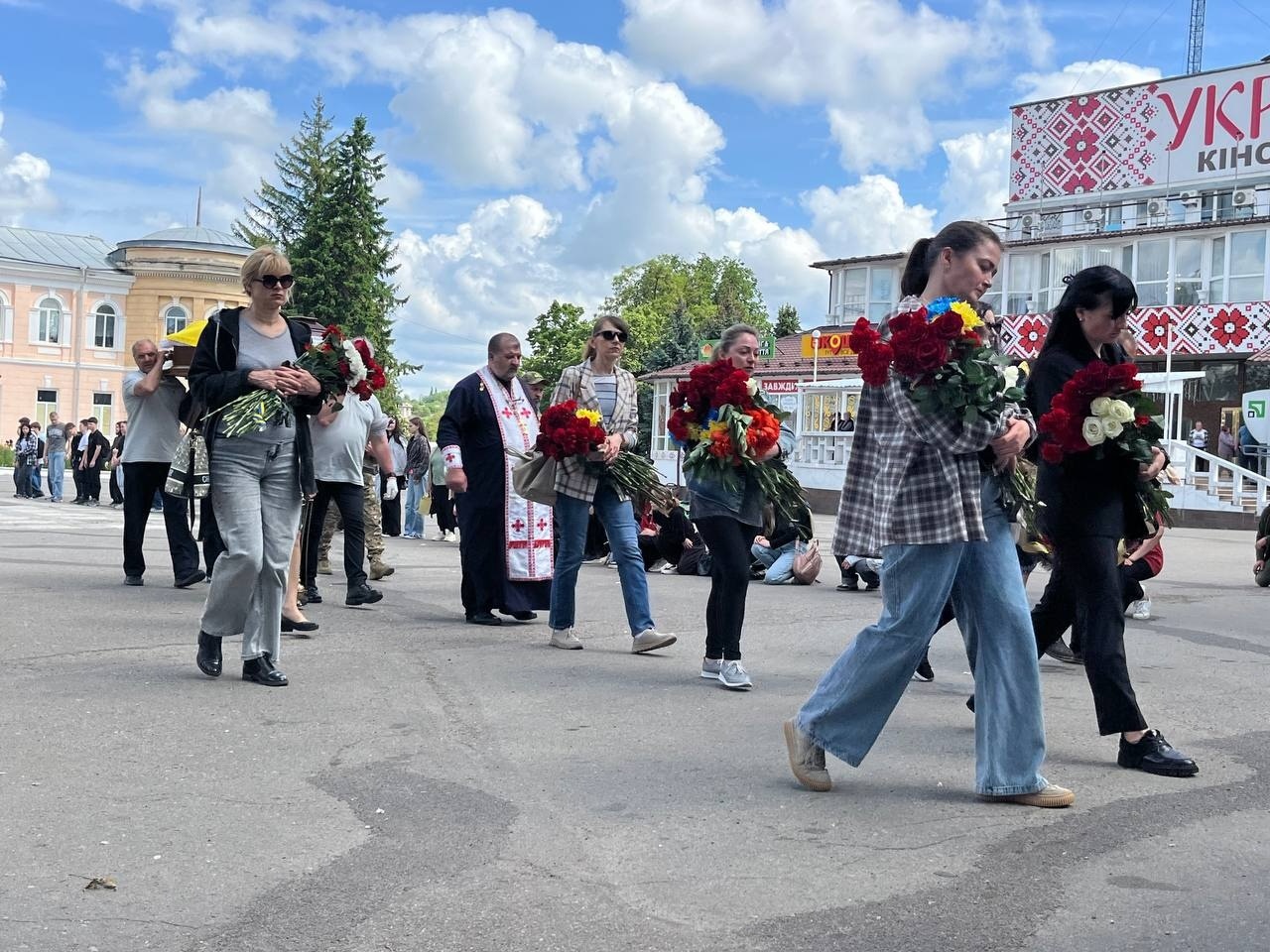 Первомайськ схилив голови, проводжаючи загиблого героя Юрія Потужного