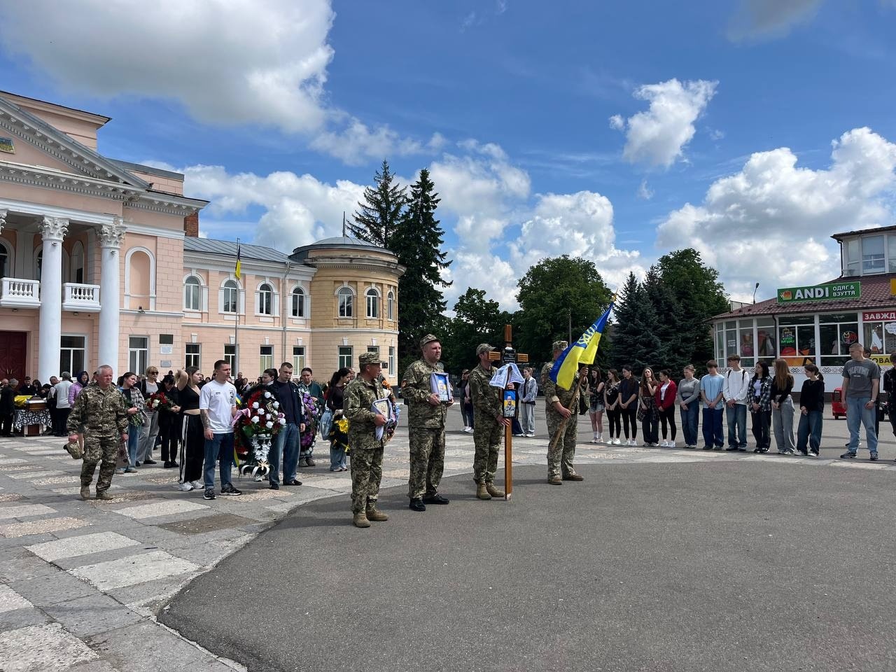 Первомайськ схилив голови, проводжаючи загиблого героя Юрія Потужного