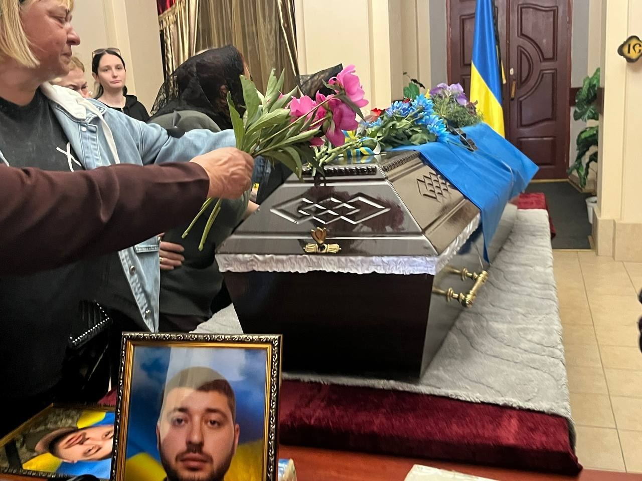 На щиті повернувся додому: Первомайськ попрощався з Русланом Грушею