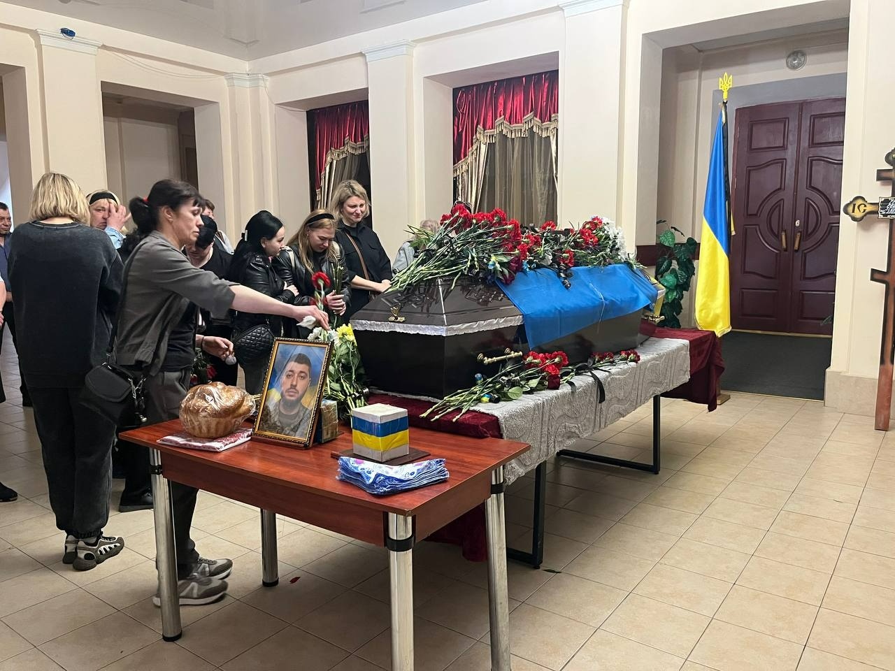 На щиті повернувся додому: Первомайськ попрощався з Русланом Грушею
