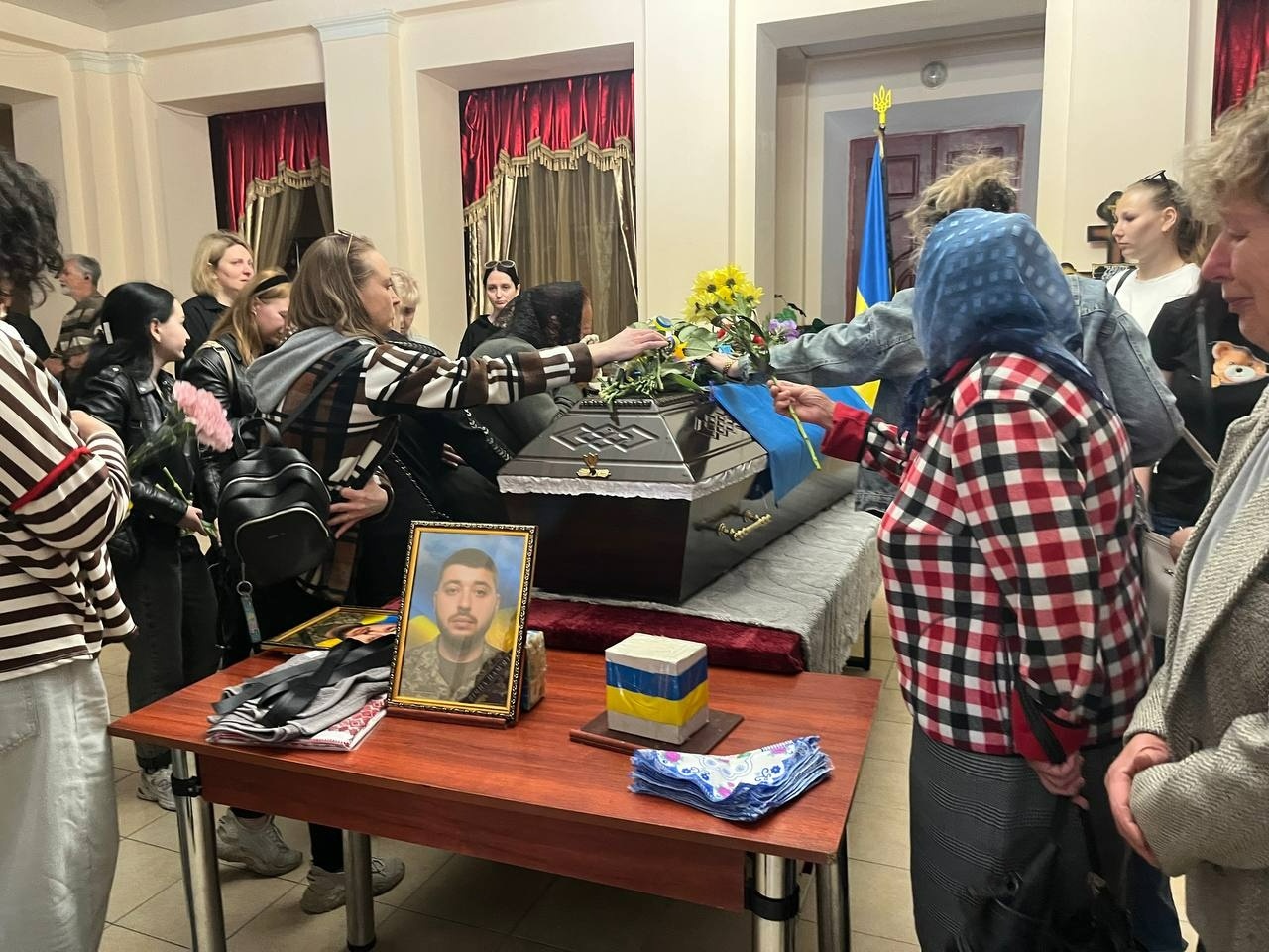 На щиті повернувся додому: Первомайськ попрощався з Русланом Грушею