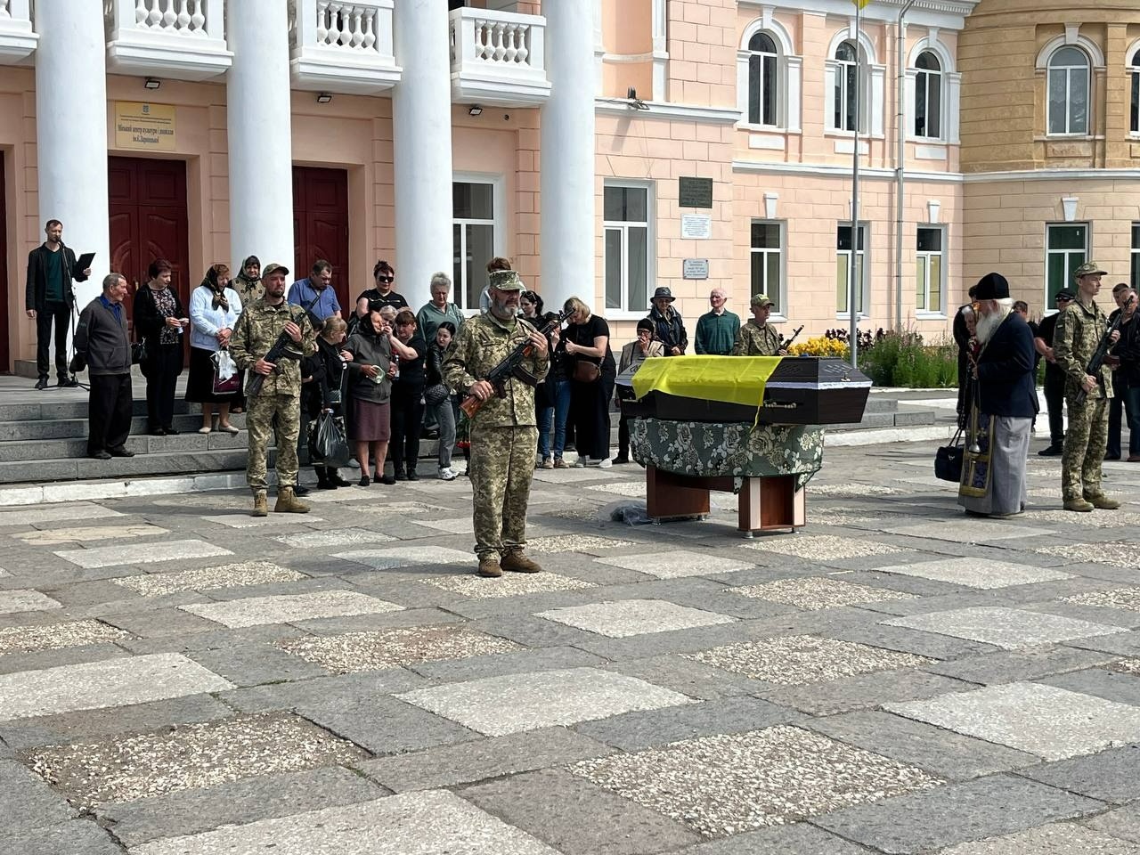 На щиті повернувся додому: Первомайськ попрощався з Русланом Грушею