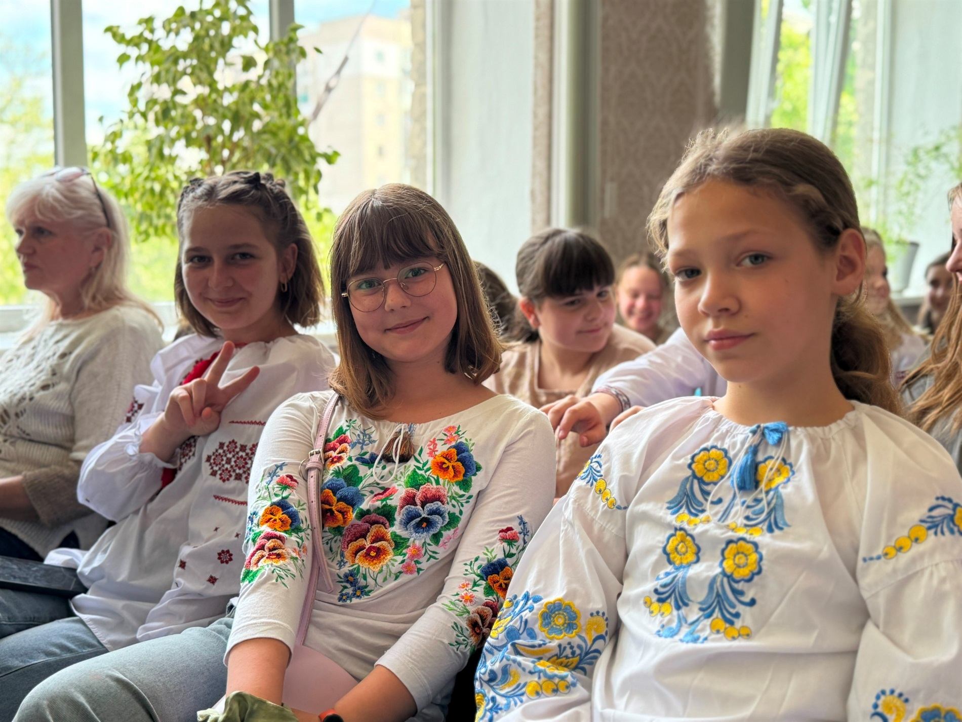 Співають всі: у первомайському ліцеї відбувся традиційний пісенний фестиваль «Зорі над Бугом»