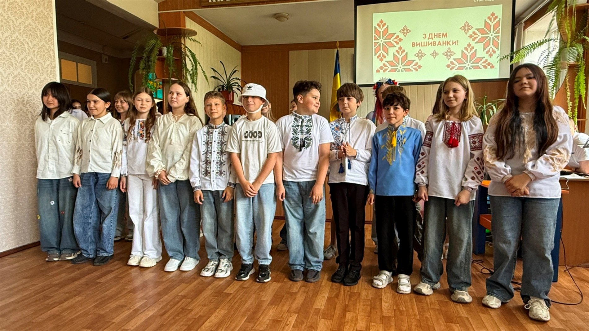 Співають всі: у первомайському ліцеї відбувся традиційний пісенний фестиваль «Зорі над Бугом»