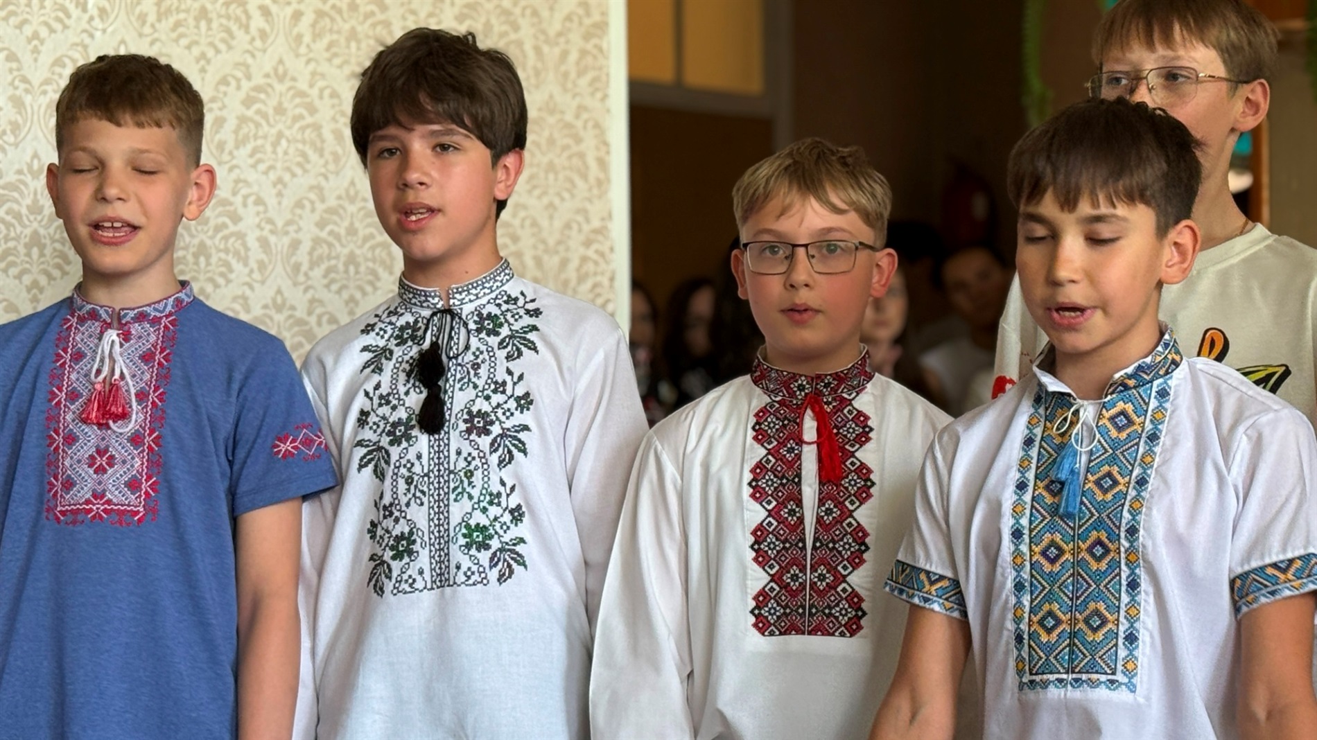Співають всі: у первомайському ліцеї відбувся традиційний пісенний фестиваль «Зорі над Бугом»