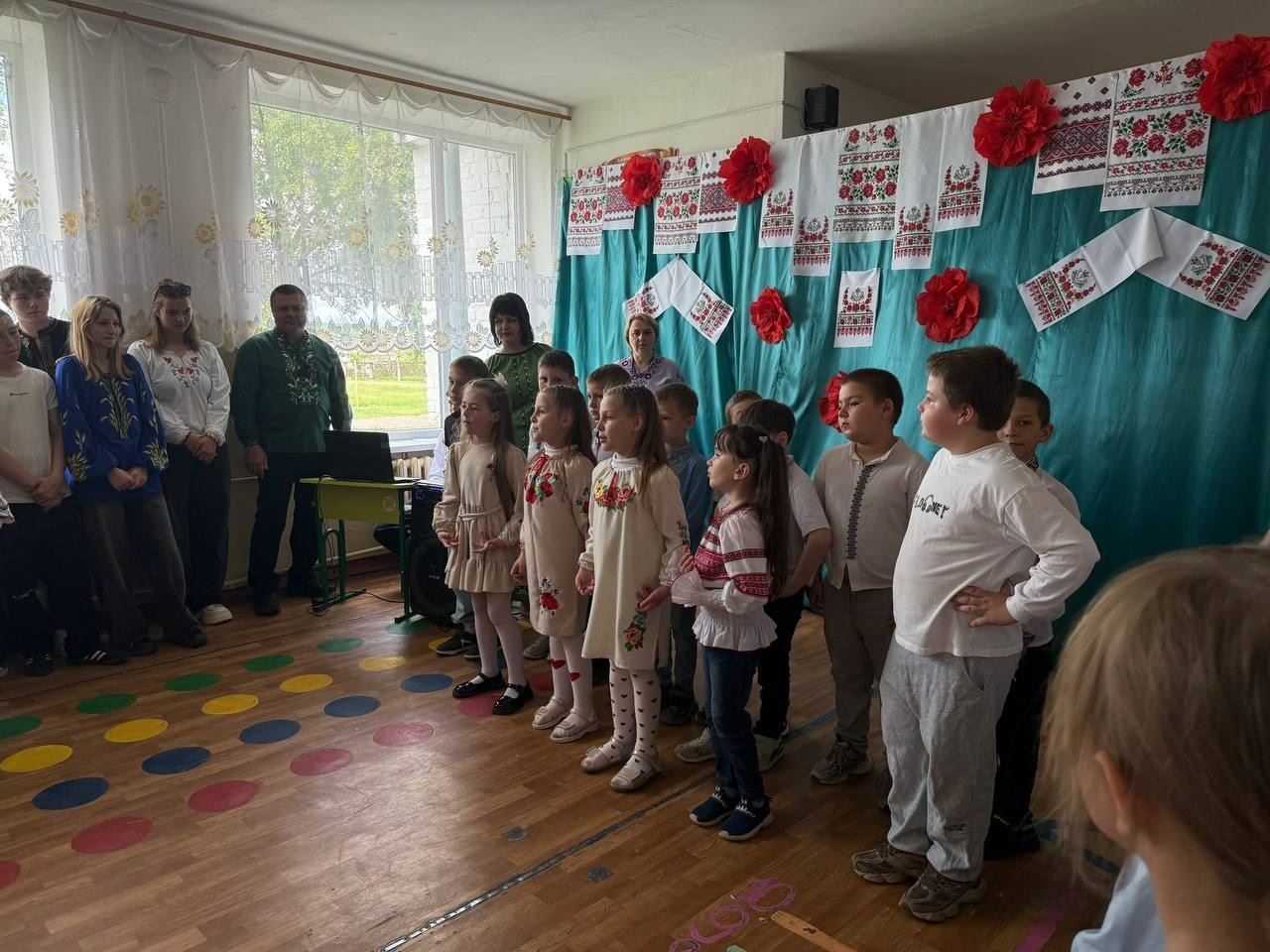У Кінецьпільській гімназії на День вишиванки зібрали понад 24 тисячі гривень для військових