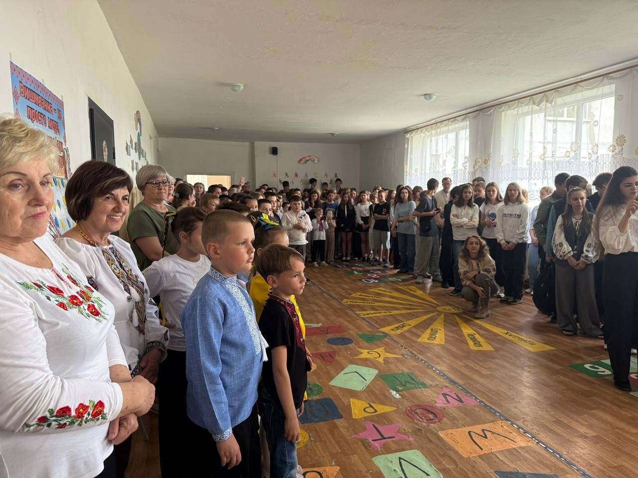 У Кінецьпільській гімназії на День вишиванки зібрали понад 24 тисячі гривень для військових