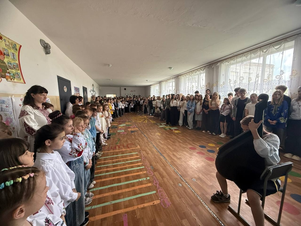 У Кінецьпільській гімназії на День вишиванки зібрали понад 24 тисячі гривень для військових