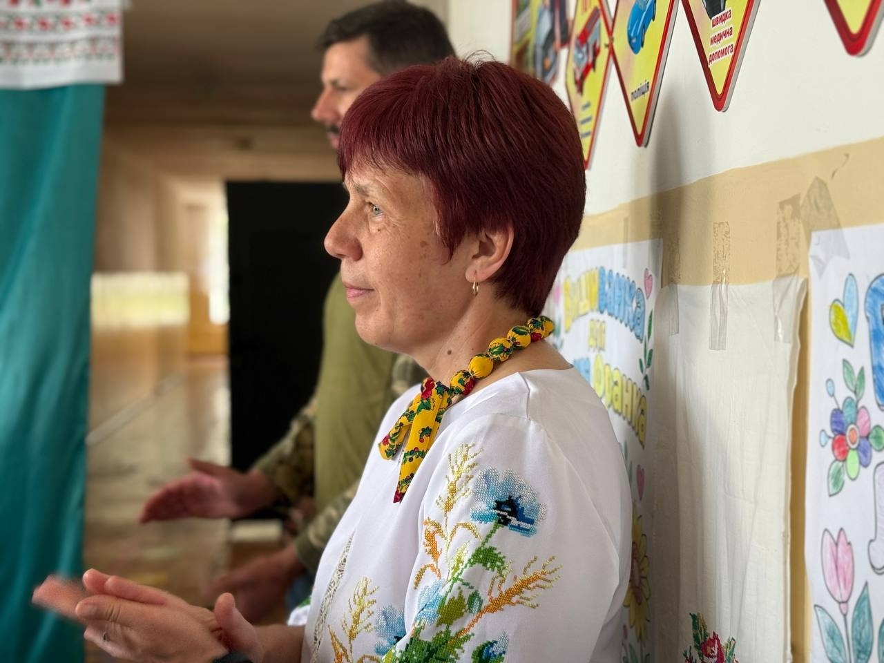 У Кінецьпільській гімназії на День вишиванки зібрали понад 24 тисячі гривень для військових