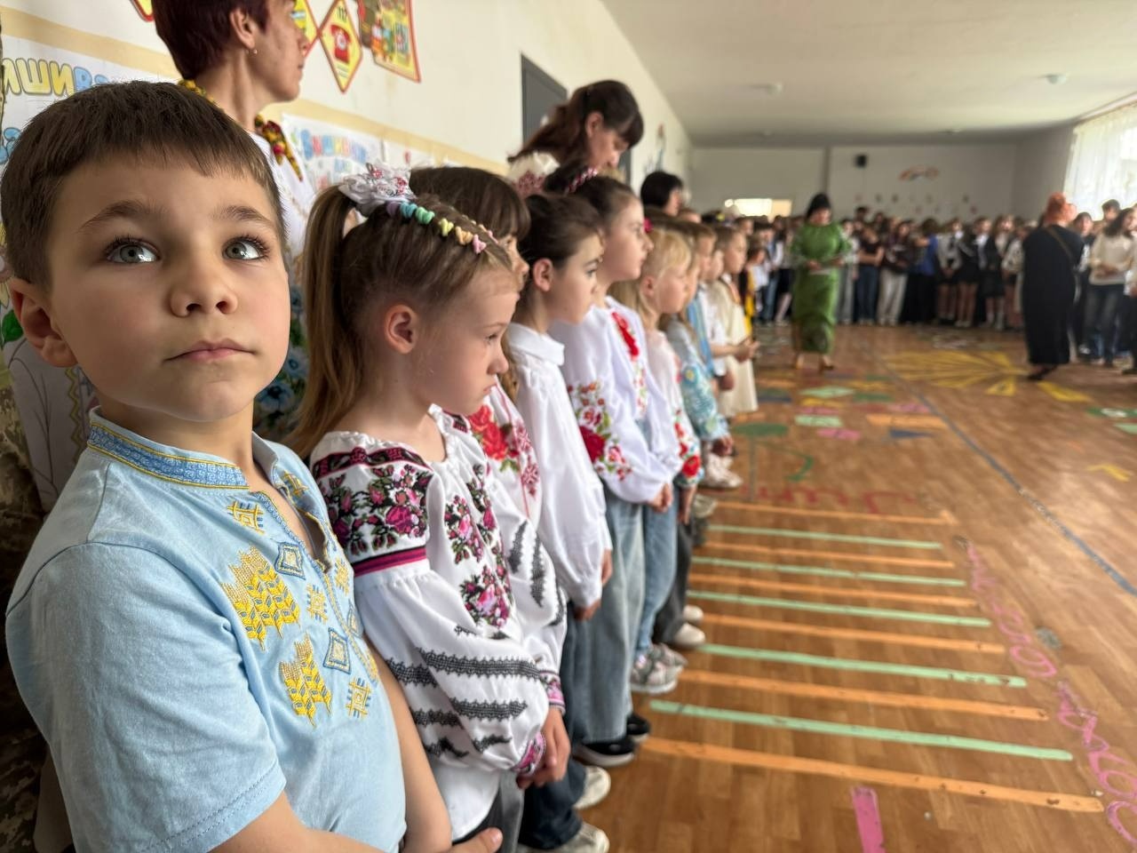 У Кінецьпільській гімназії на День вишиванки зібрали понад 24 тисячі гривень для військових