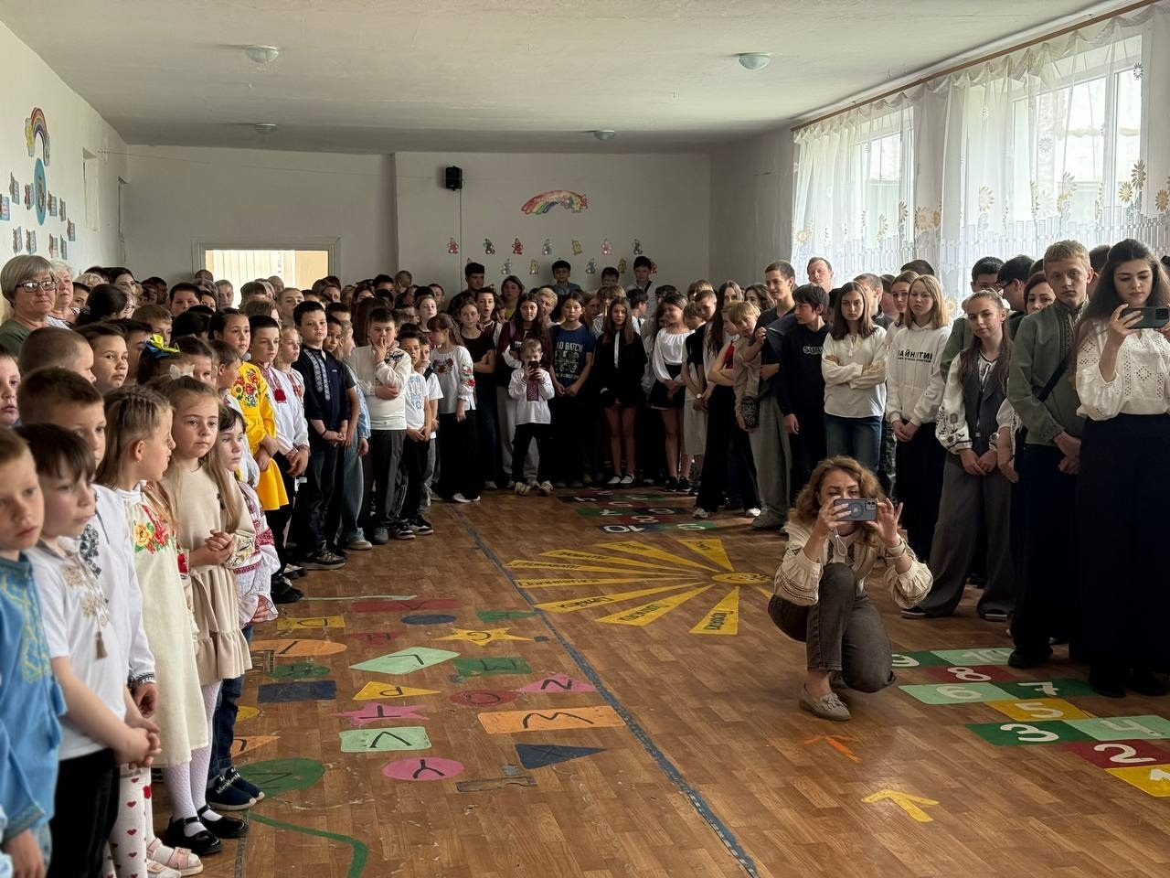 У Кінецьпільській гімназії на День вишиванки зібрали понад 24 тисячі гривень для військових