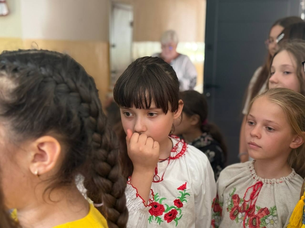 У Кінецьпільській гімназії на День вишиванки зібрали понад 24 тисячі гривень для військових