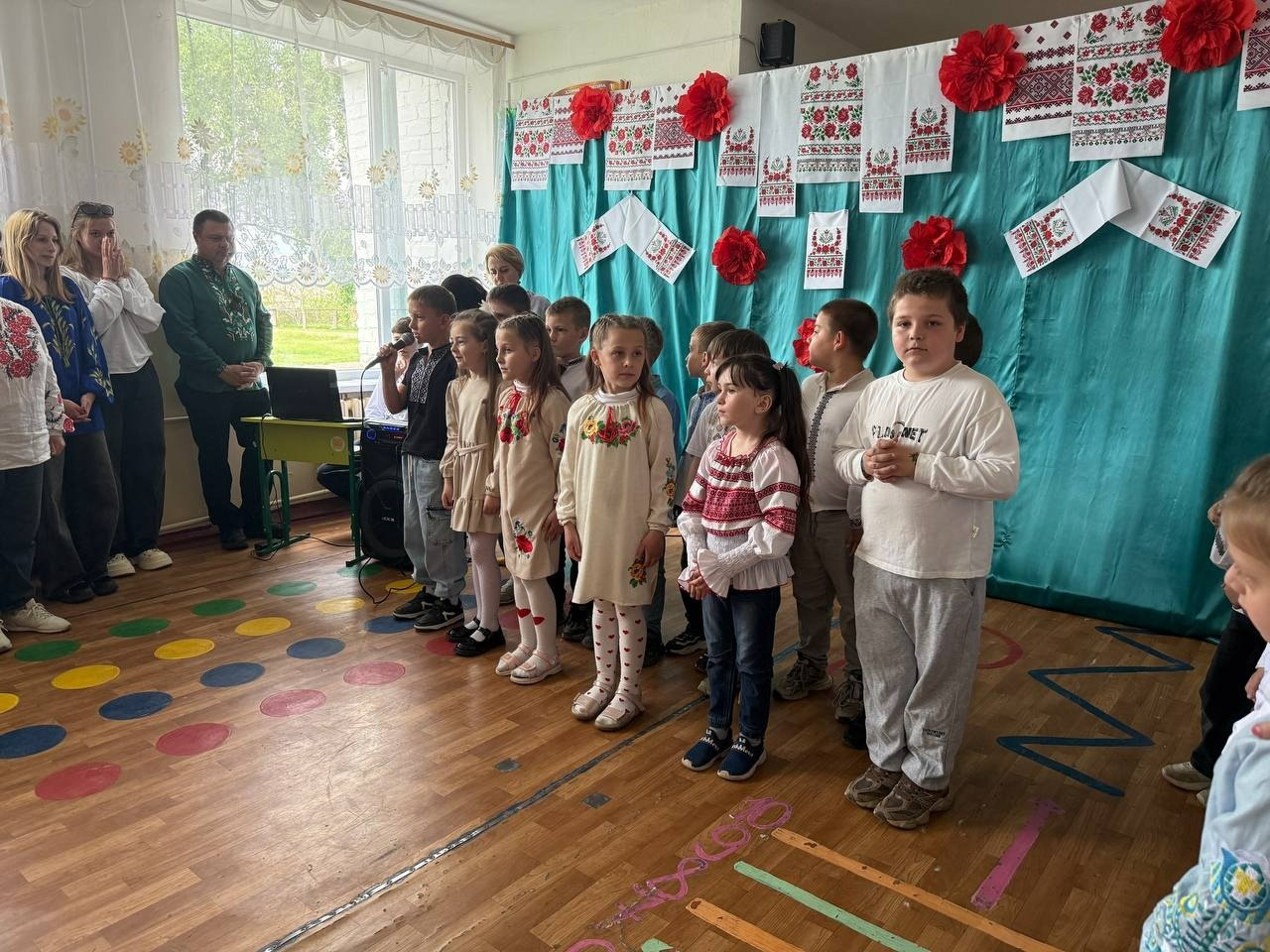 У Кінецьпільській гімназії на День вишиванки зібрали понад 24 тисячі гривень для військових