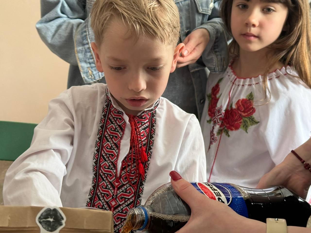 У Кінецьпільській гімназії на День вишиванки зібрали понад 24 тисячі гривень для військових