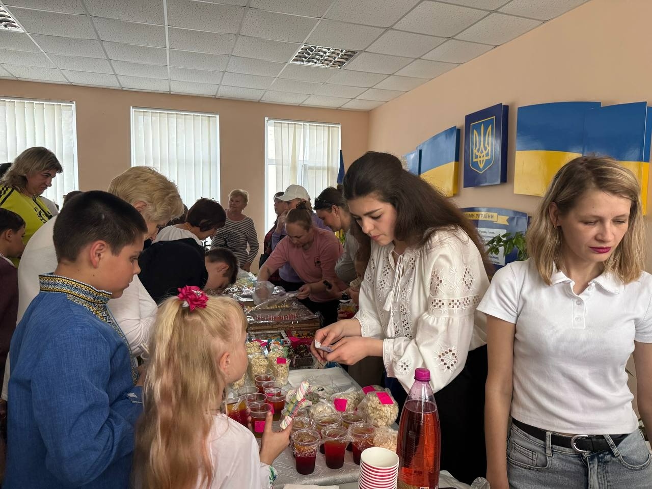 У Кінецьпільській гімназії на День вишиванки зібрали понад 24 тисячі гривень для військових