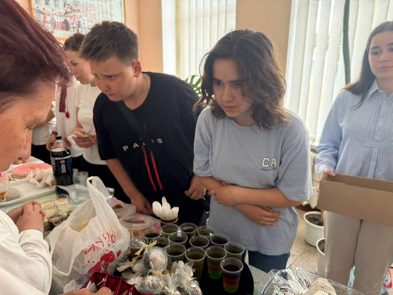У Кінецьпільській гімназії на День вишиванки зібрали понад 24 тисячі гривень для військових