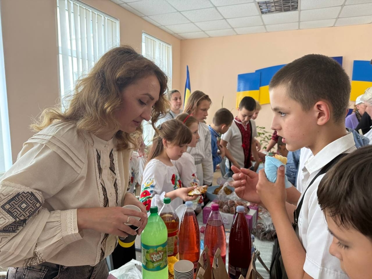У Кінецьпільській гімназії на День вишиванки зібрали понад 24 тисячі гривень для військових