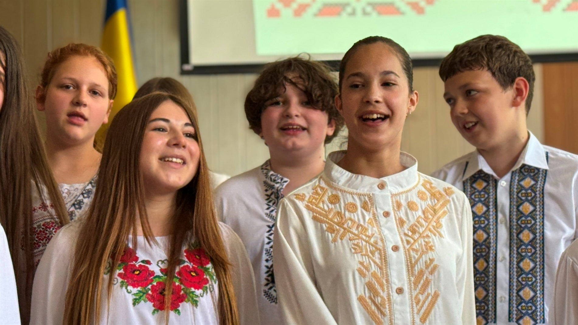 Співають всі: у первомайському ліцеї відбувся традиційний пісенний фестиваль «Зорі над Бугом»