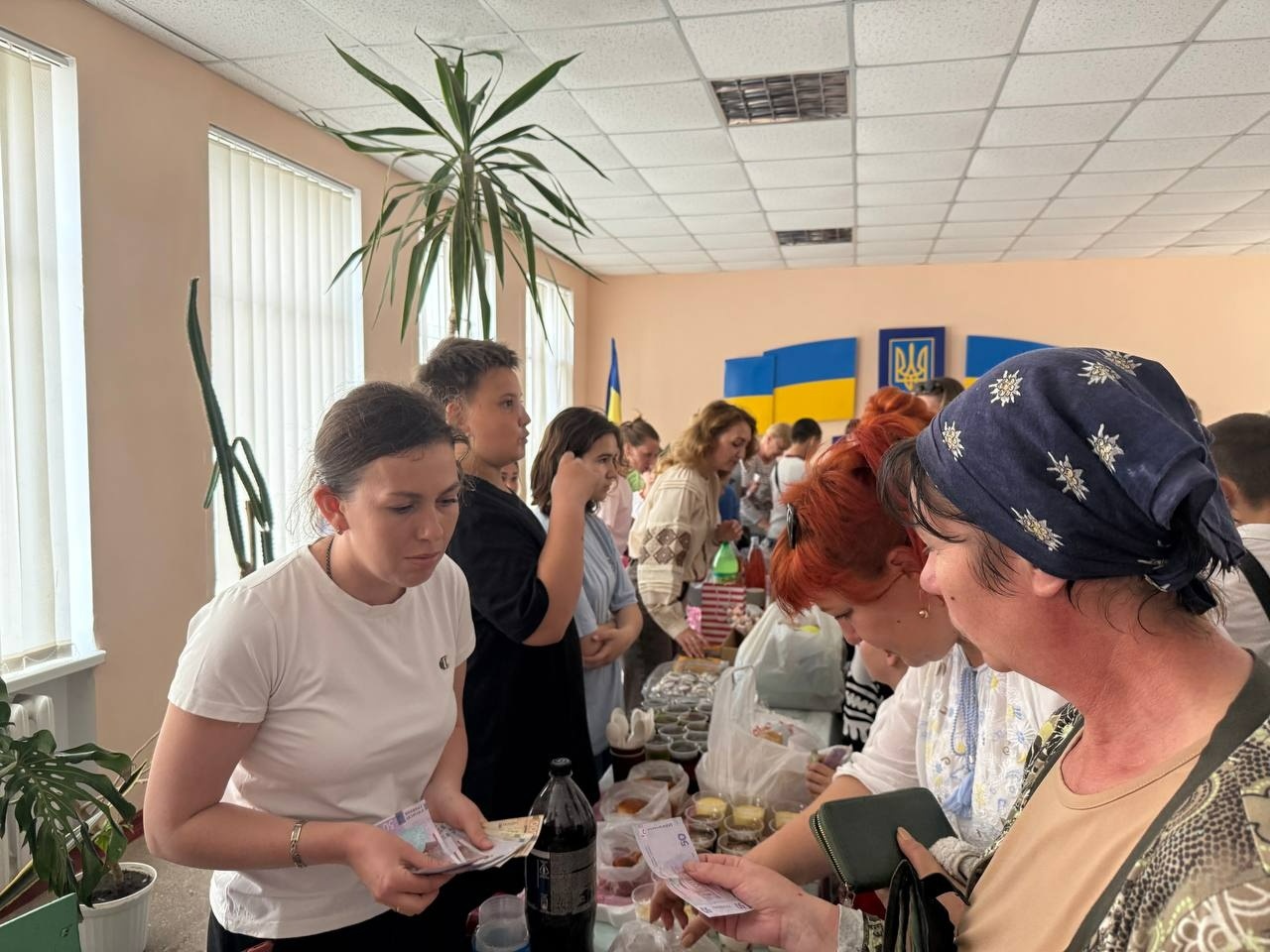 У Кінецьпільській гімназії на День вишиванки зібрали понад 24 тисячі гривень для військових
