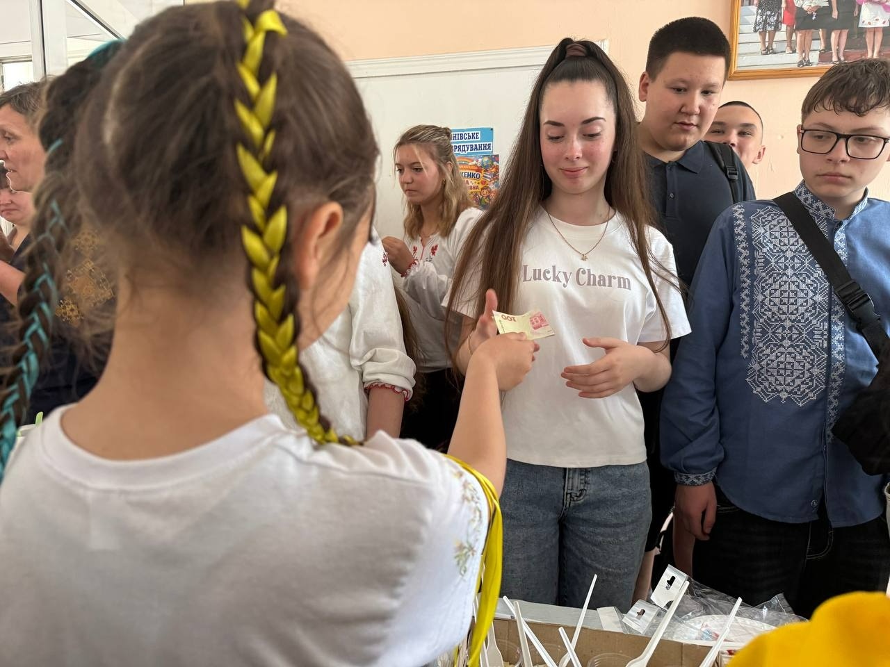 У Кінецьпільській гімназії на День вишиванки зібрали понад 24 тисячі гривень для військових