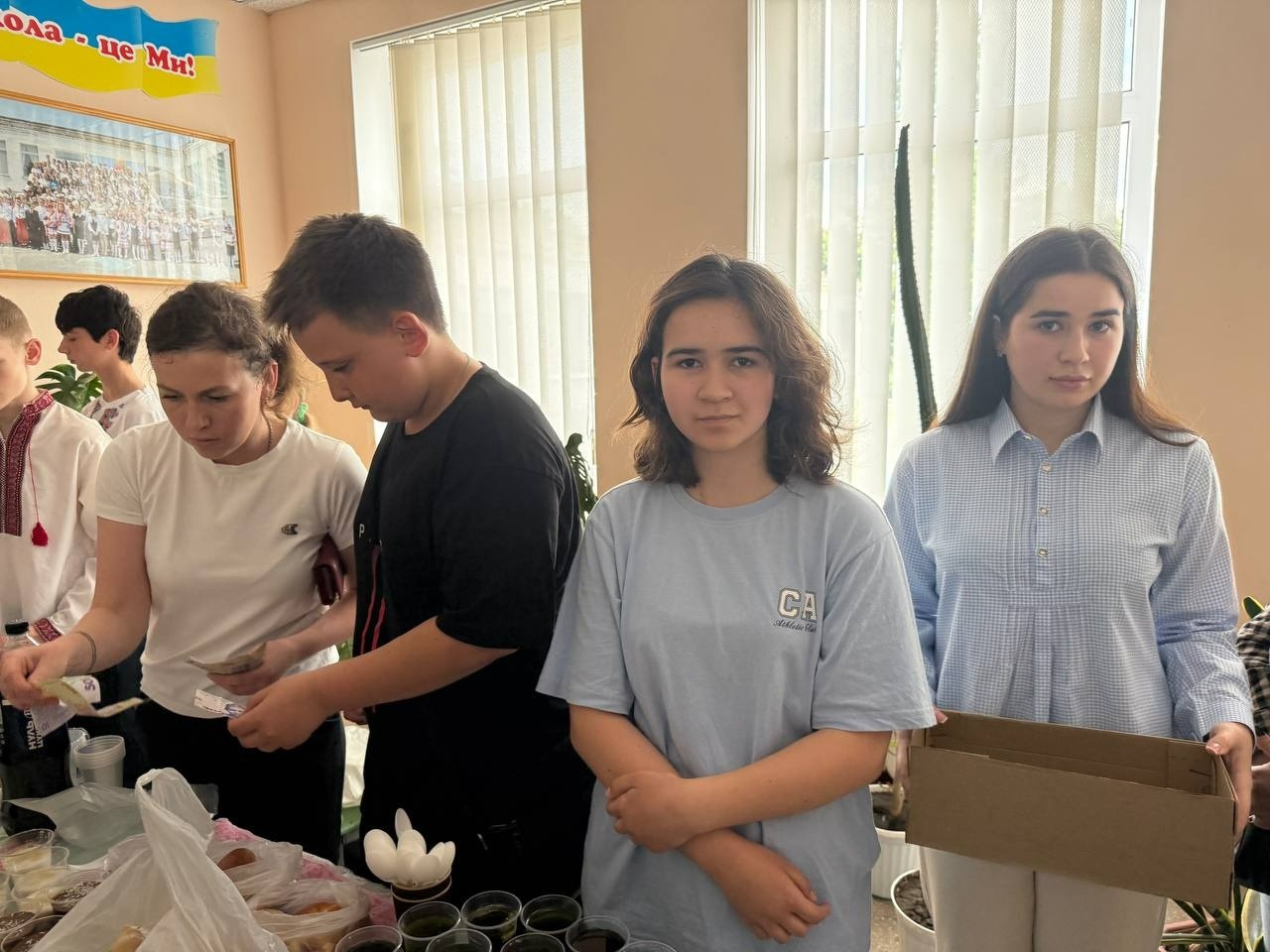 У Кінецьпільській гімназії на День вишиванки зібрали понад 24 тисячі гривень для військових
